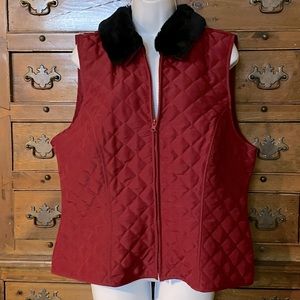 Woman’s Quilted Zip Closure Vest Removable Faux Fur Collar Size XL Néw With Tags